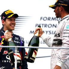 Brindis en el podio de Sebastian Vettel y Lewis Hamilton