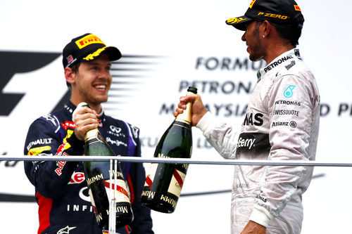 Brindis en el podio de Sebastian Vettel y Lewis Hamilton