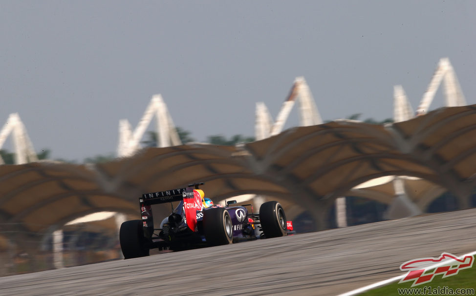 Sebastian Vettel rueda en Sepang el domingo