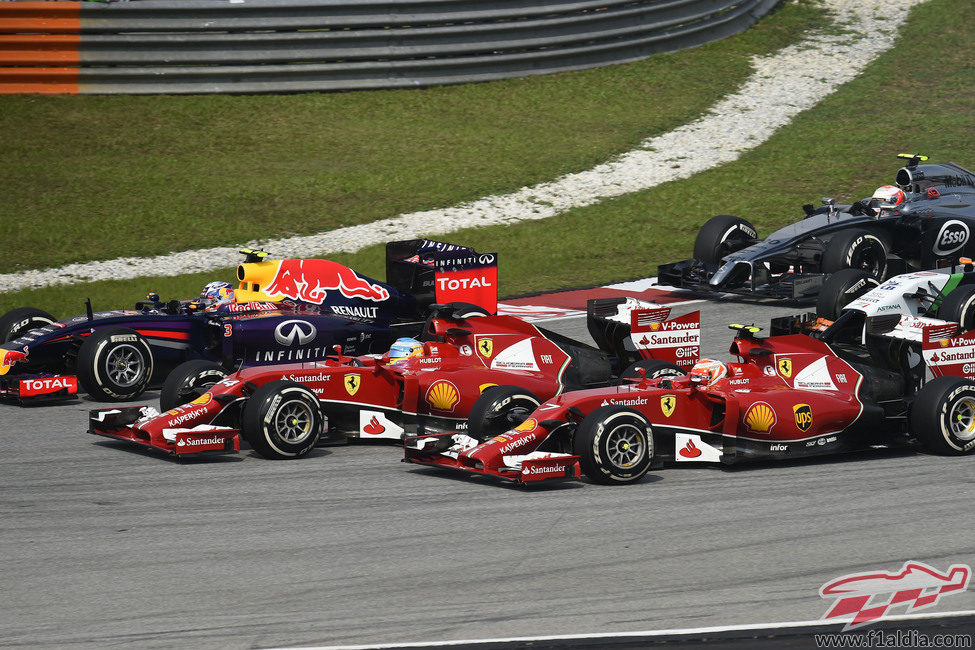 Alonso, Ricciardo y Räikkönen luchan en la primera curva