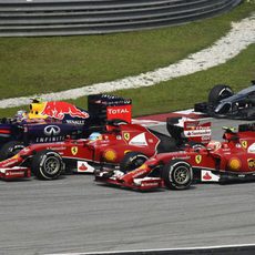 Alonso, Ricciardo y Räikkönen luchan en la primera curva