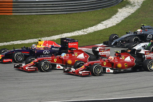 Alonso, Ricciardo y Räikkönen luchan en la primera curva