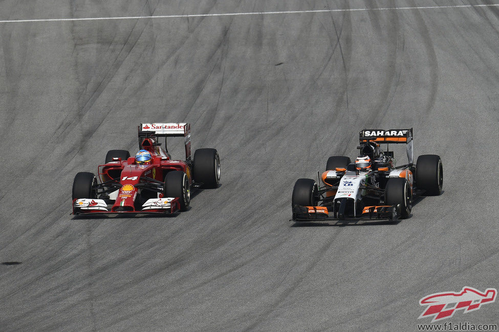 Fernando Alonso lucha en pista con Nico Hülkenberg