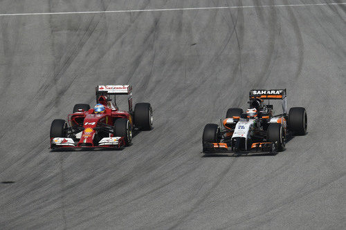 Fernando Alonso lucha en pista con Nico Hülkenberg