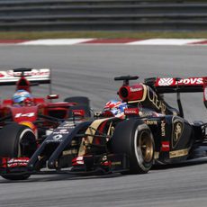 Fernando Alonso y Romain Grosjean luchan en Sepang