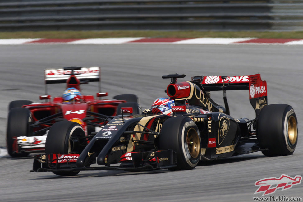 Fernando Alonso y Romain Grosjean luchan en Sepang