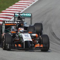 Nico Hülkenberg trata de mantener a Nico Rosberg