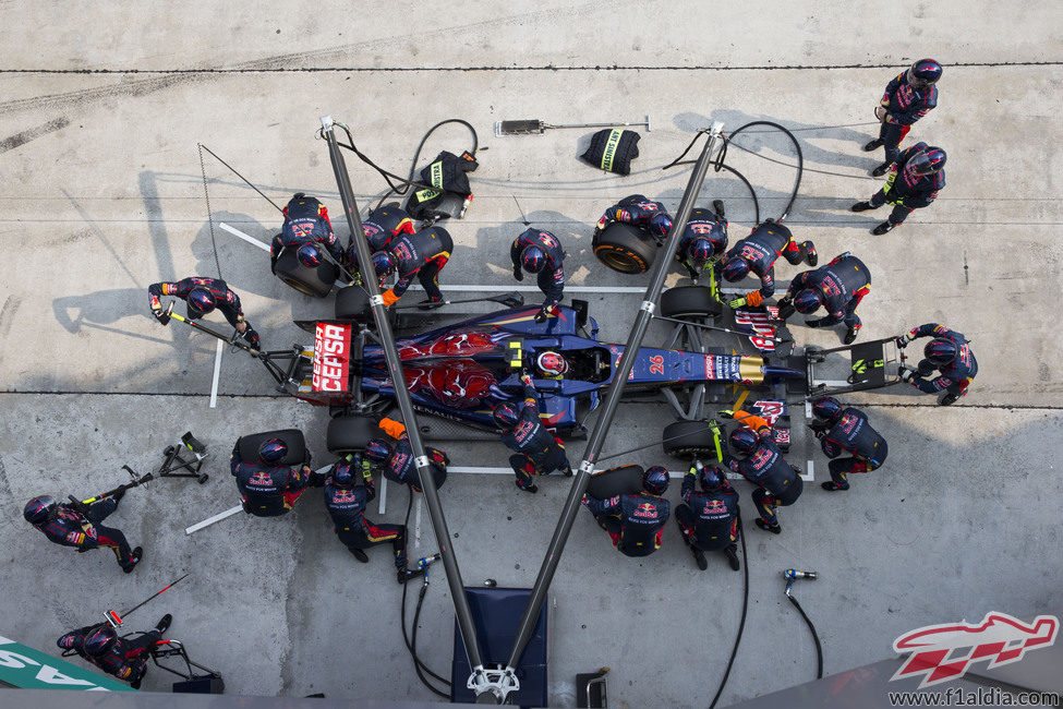 Daniil Kvyat en un pitstop