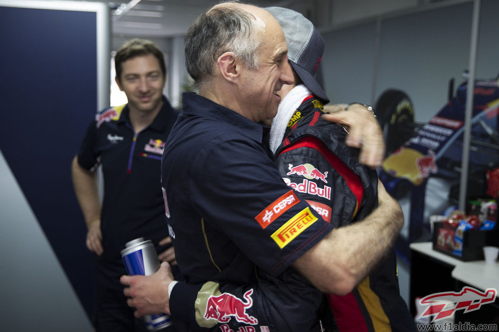 Franz Tost felicita a Daniil Kvyat