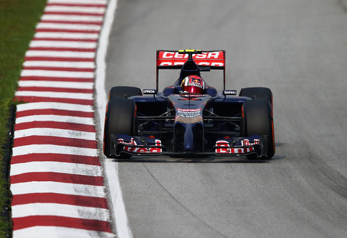 Daniil Kvyat en el trazado de Sepang durante la carrera