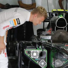 Kevin Magnussen comprueba su coche antes de comenzar la carrera