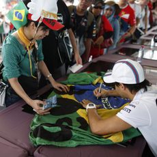 Felipe Massa firmando autógrafos para sus fans malayos