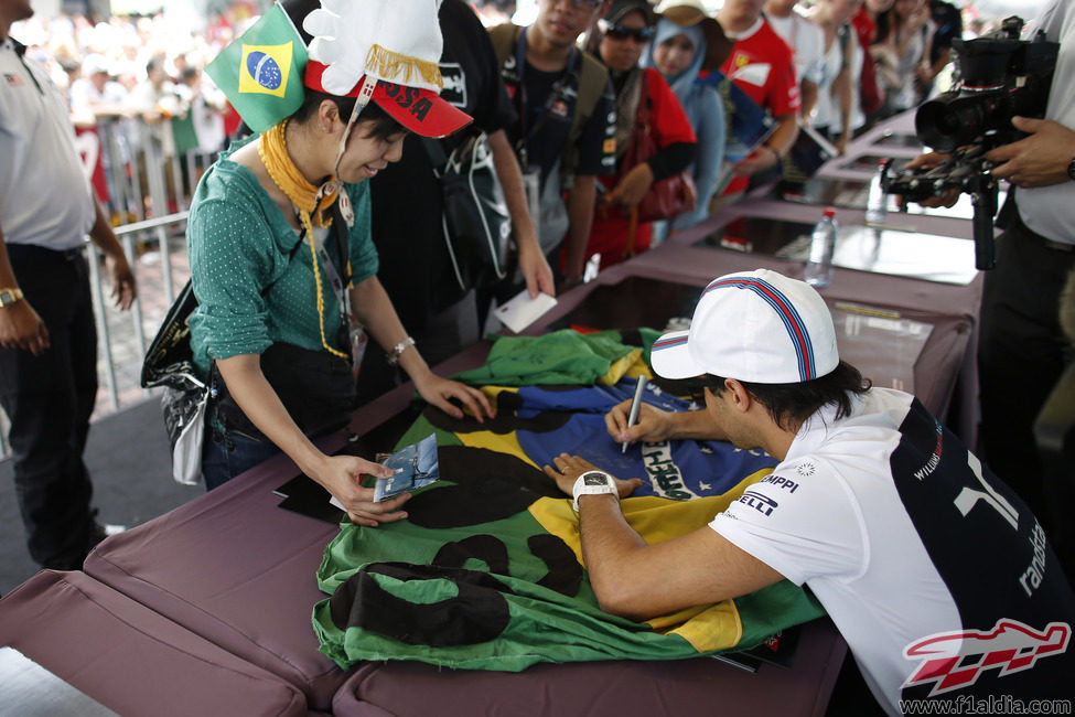 Felipe Massa firmando autógrafos para sus fans malayos
