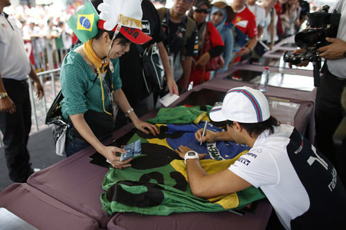 Felipe Massa firmando autógrafos para sus fans malayos