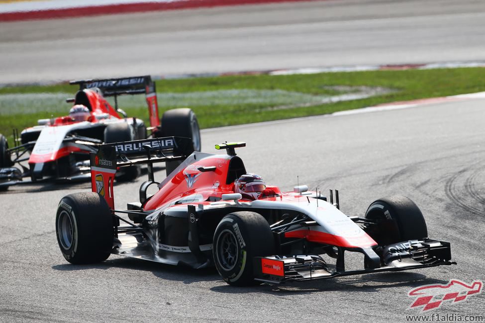 Max Chilton delante de Jules Bianchi