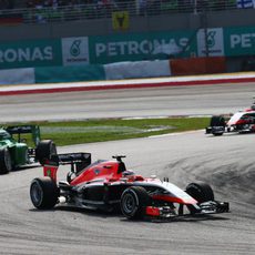 Max Chilton acercándose a Marcus Ericsson