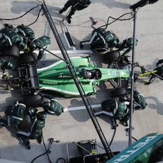 Kamui Kobayashi en un pitstop