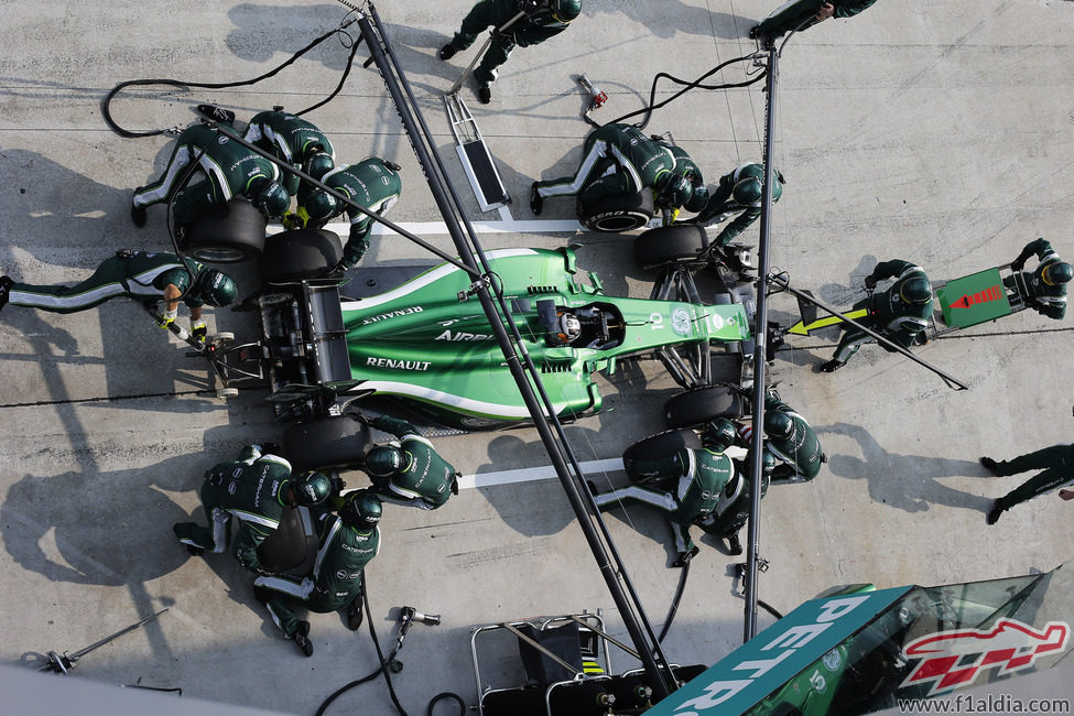 Kamui Kobayashi en un pitstop