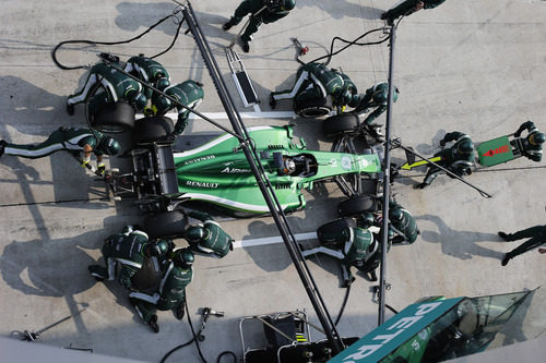 Kamui Kobayashi en un pitstop