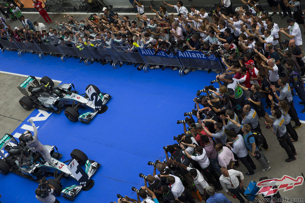 Gran recibimiento a los dos Mercedes en Malasia