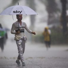 Nico Rosberg camina bajo la lluvia