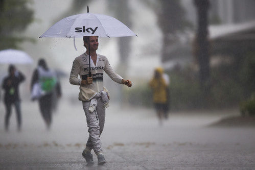 Nico Rosberg camina bajo la lluvia