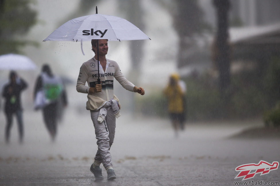 Nico Rosberg camina bajo la lluvia
