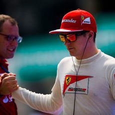 Stefano Domenicali y Kimi Räikkönen se chocan la mano