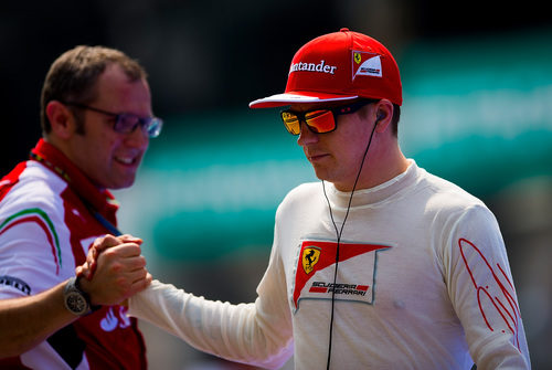 Stefano Domenicali y Kimi Räikkönen se chocan la mano