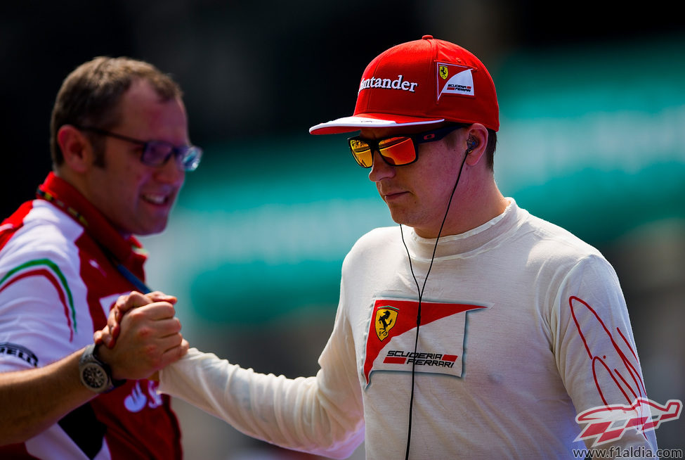 Stefano Domenicali y Kimi Räikkönen se chocan la mano