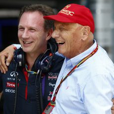 Christian Horner y Niki Lauda sonríen en Sepang