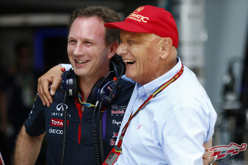 Christian Horner y Niki Lauda sonríen en Sepang