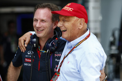 Christian Horner y Niki Lauda sonríen en Sepang