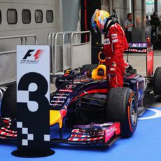 Fernando Alonso analiza el RB10 en Malasia