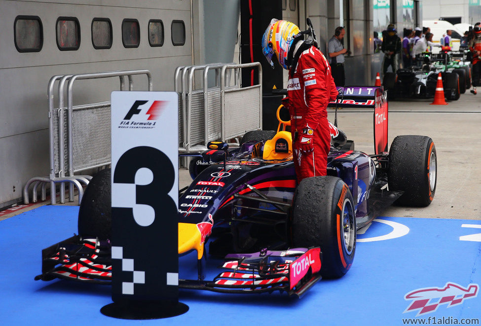 Fernando Alonso analiza el RB10 en Malasia