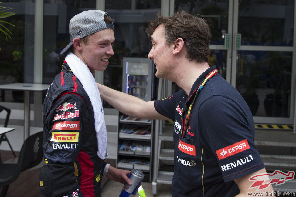 Daniil Kvyat y James Key hablan tras el GP de Malasia