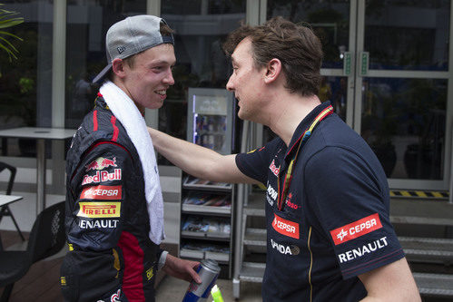 Daniil Kvyat y James Key hablan tras el GP de Malasia