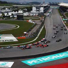 Primera curva tras la salida del GP de Malasia 2014