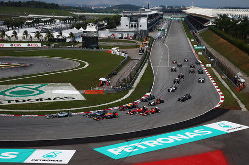 Primera curva tras la salida del GP de Malasia 2014