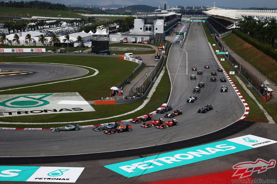 Primera curva tras la salida del GP de Malasia 2014