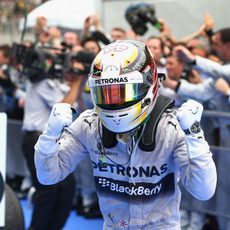 Gran alegría de Lewis Hamilton al ganar en Malasia