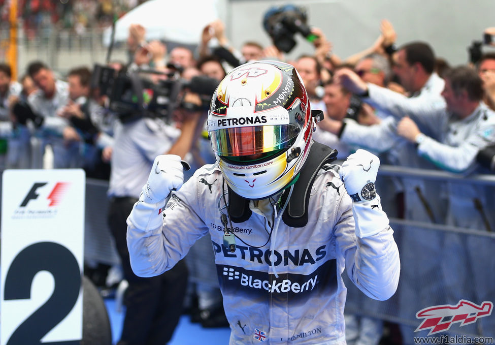 Gran alegría de Lewis Hamilton al ganar en Malasia