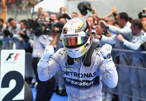 Gran alegría de Lewis Hamilton al ganar en Malasia