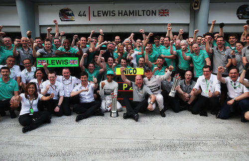 El equipo Mercedes celebra el doblete en Malasia