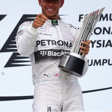 Trofeo para Lewis Hamilton en Sepang