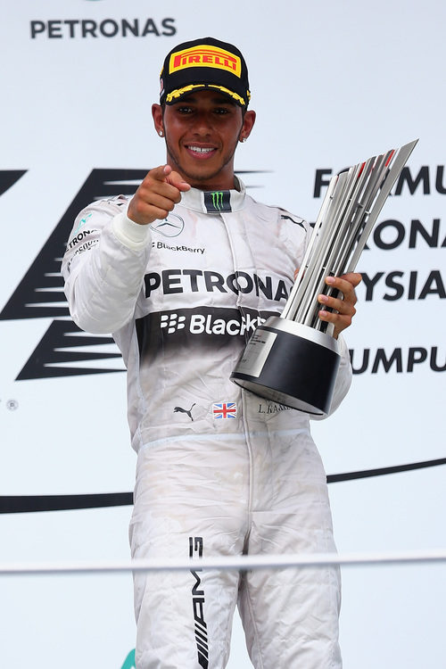 Trofeo para Lewis Hamilton en Sepang