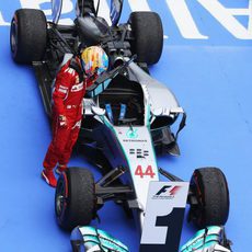 Fernando Alonso observa el Mercedes ganador