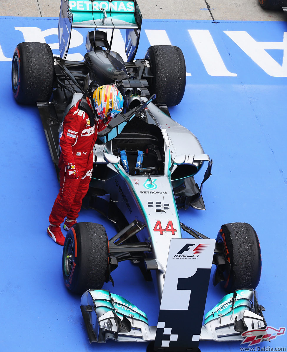 Fernando Alonso observa el Mercedes ganador