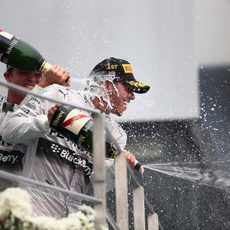 Fiesta del champán para Nico Rosberg y Lewis Hamilton