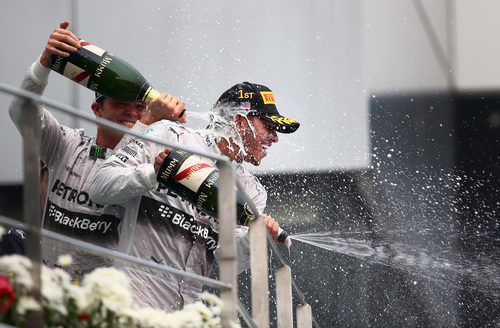 Fiesta del champán para Nico Rosberg y Lewis Hamilton